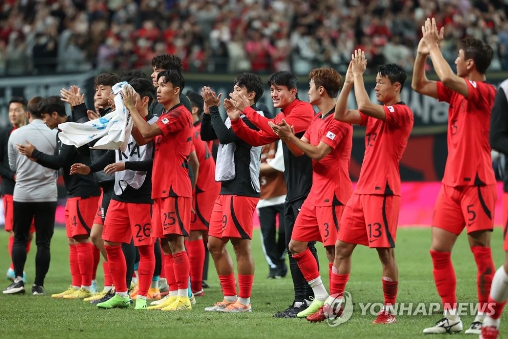 2022년 9월 27일의 이 파일 사진에서, 한국 선수들이 그들의 남자 축구 친선 경기에서 카메룬을 1-0으로 이긴 후 서울 월드컵 경기장에서 그들의 지지자들에게 경례하고 있다.