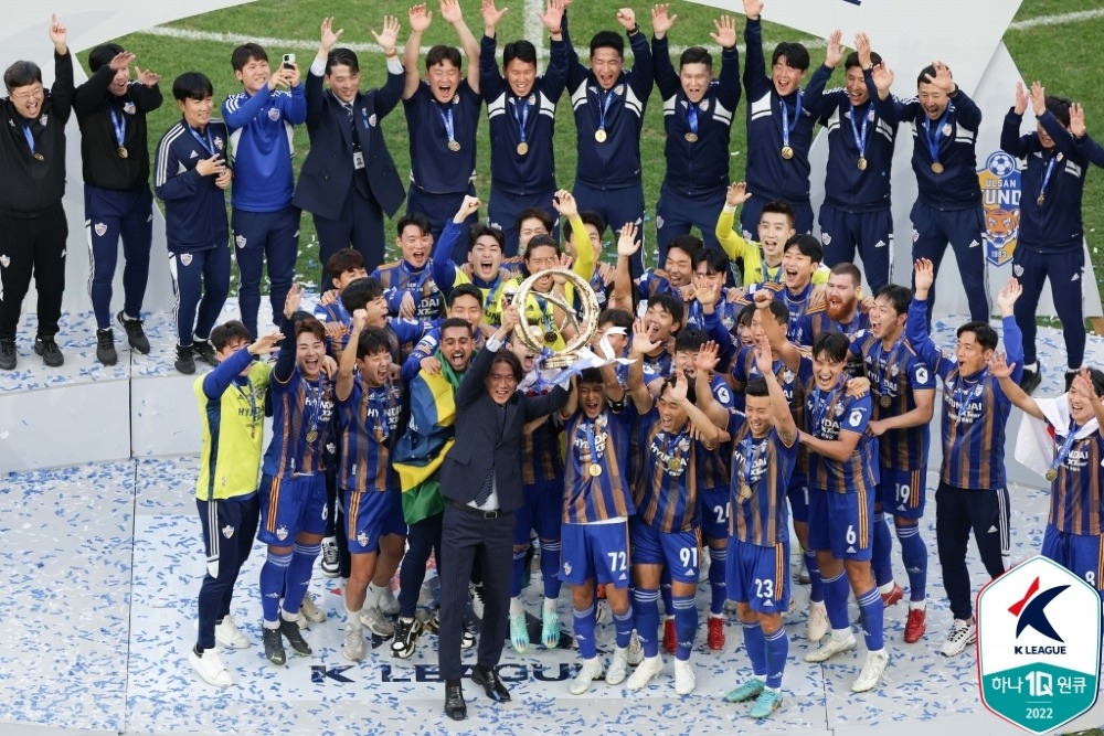 울산 현대FC 선수들과 코치들이 한국프로축구연맹이 제공한 이 사진에서 2022년 10월 23일 서울에서 남동쪽으로 310km 떨어진 울산 문수축구경기장에서 제주 유나이티드와의 경기에 이어 2022년 K리그1 우승을 축하하고 있다.